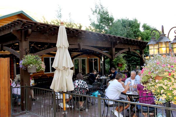 restaurant pergola shade outdoor dining