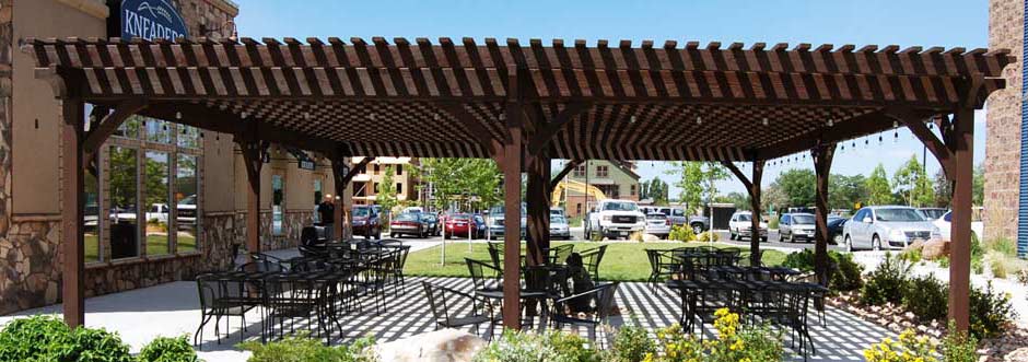 outdoor eating area pergola