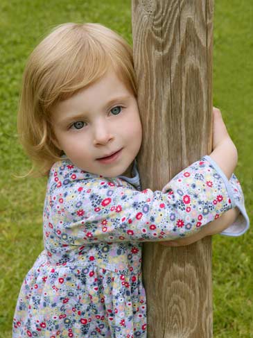 beautiful-toddler-hug-a-trunk