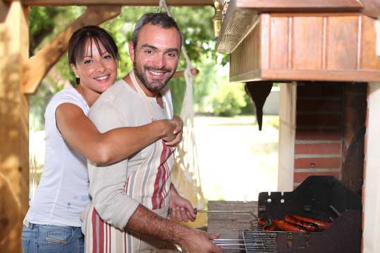 couple-bbq-under-pergola