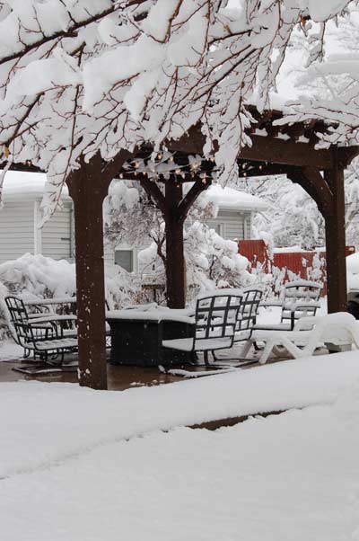 winter-snow-pergola-chairs