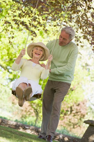 couple-on-swing