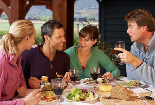 couples-eating-pergola