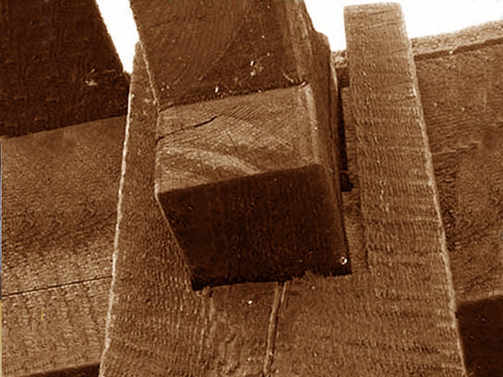 rusted-joist-bad1000crack2 conventional timber frame cracked timber