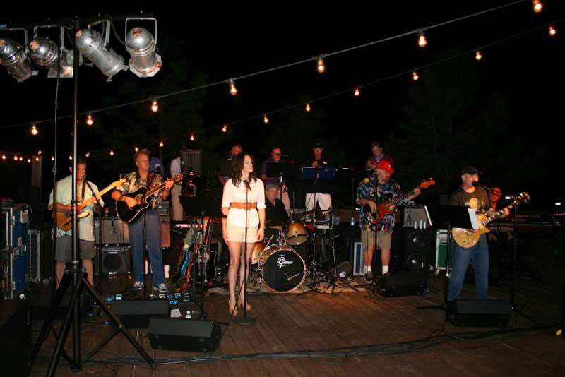 band-playing-pergola band-playing-pergola