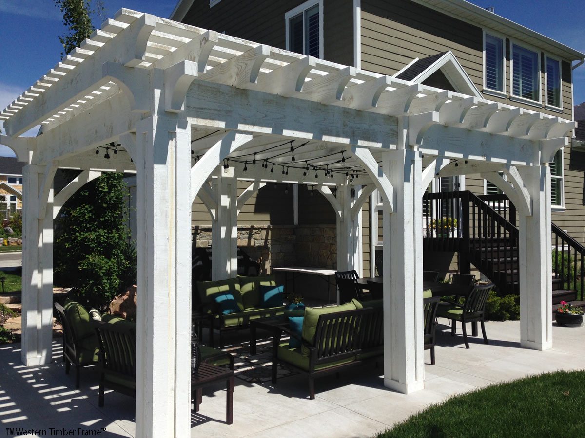 Byer-pergola-living-dining-room