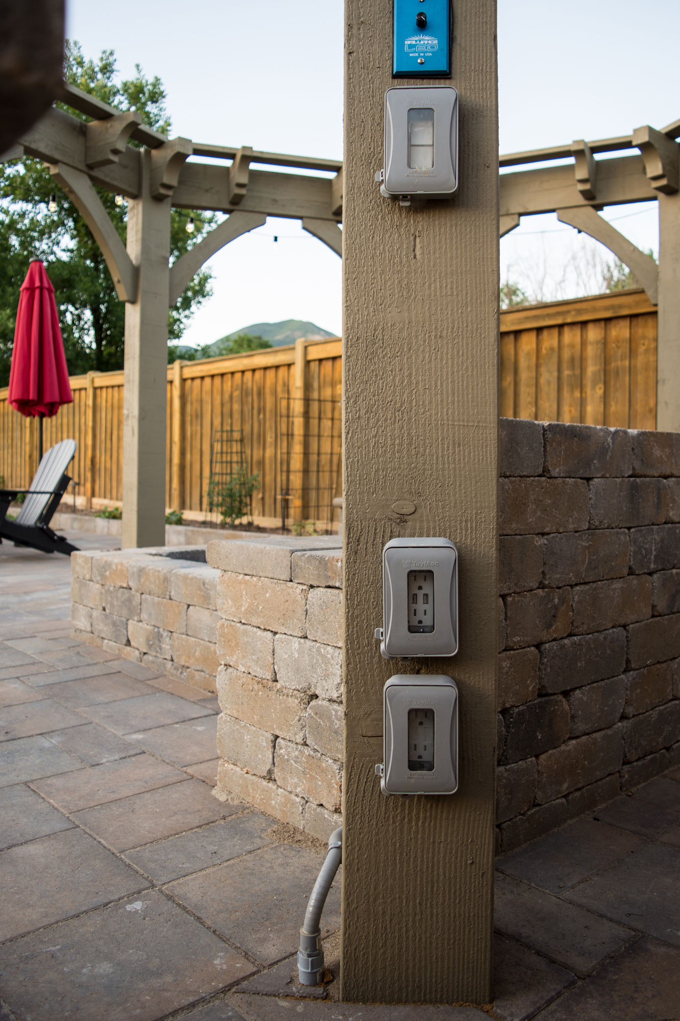 Miller-Joni-timbervolt-trellis timbervolt power post