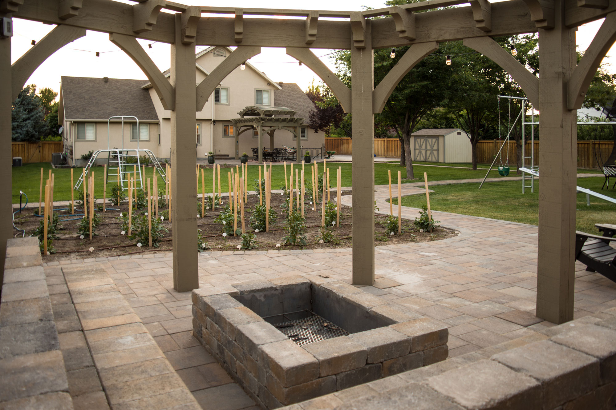 Miller-trellis-8-gon-firepit Firepit beneath 8-Gon trellis