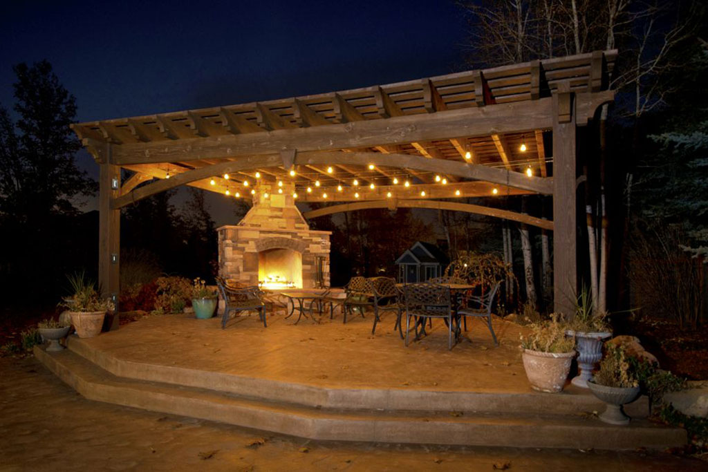 zitting-pergola-night-fireplace