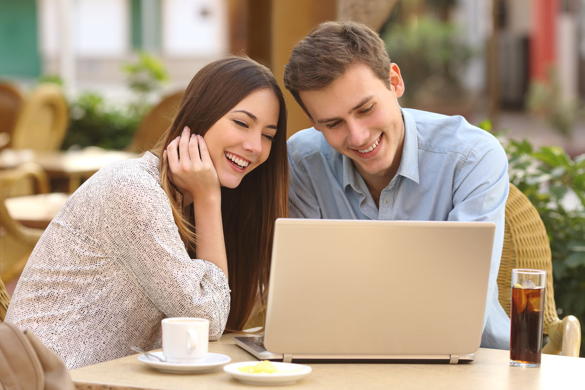 couple-outside-wifi