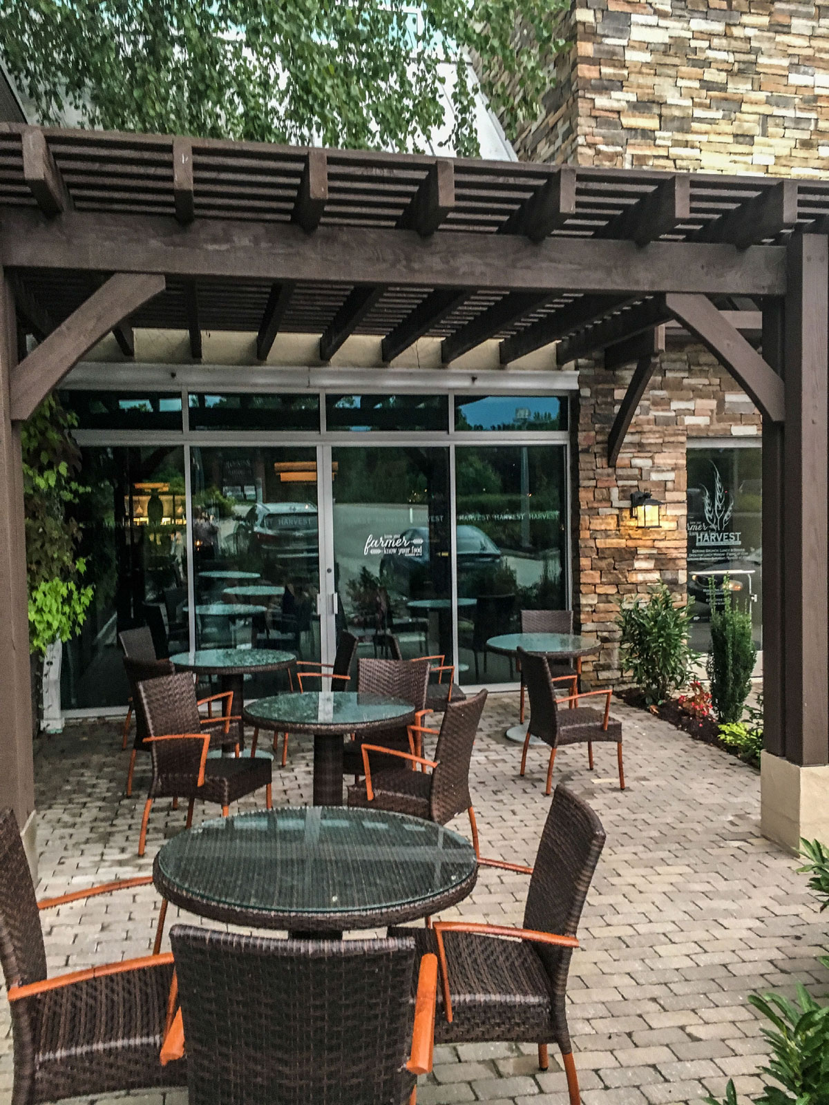 diner-cafe-outdoor-pergola outdoor dining seating area with pergola