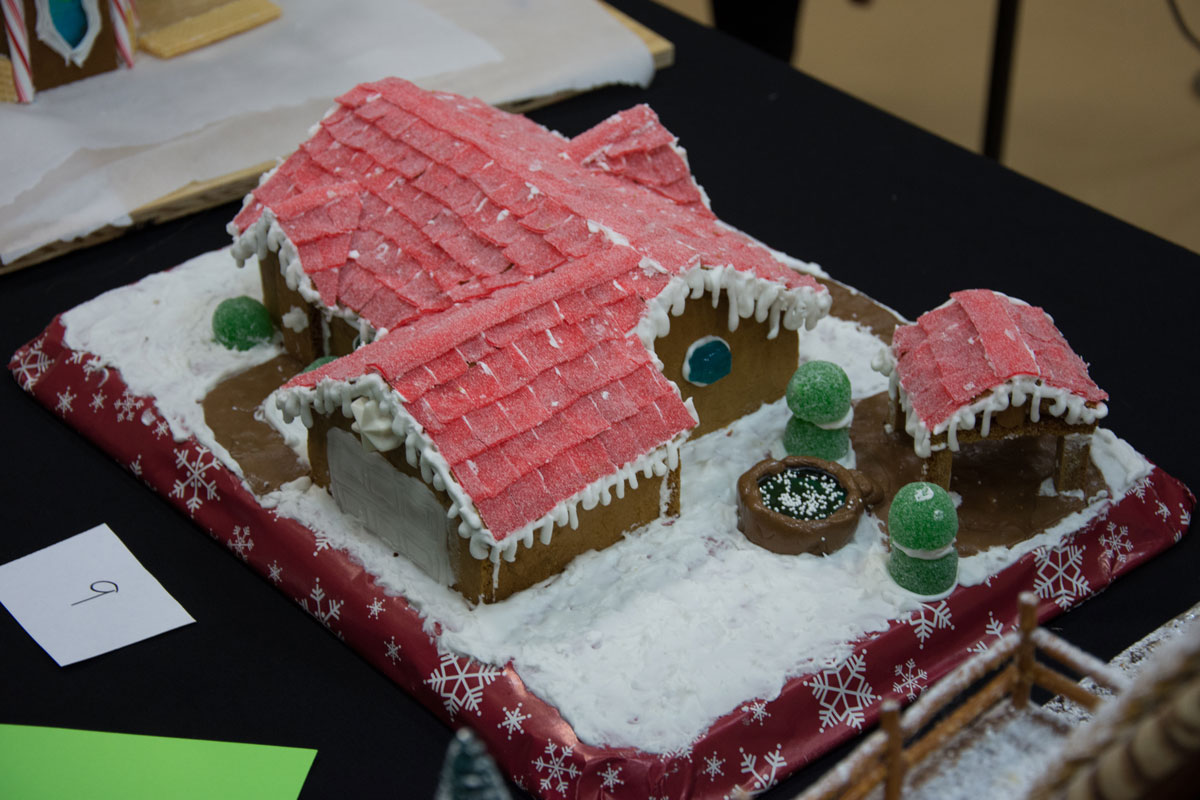 gingerbread-house-red-roof red candy roof house
