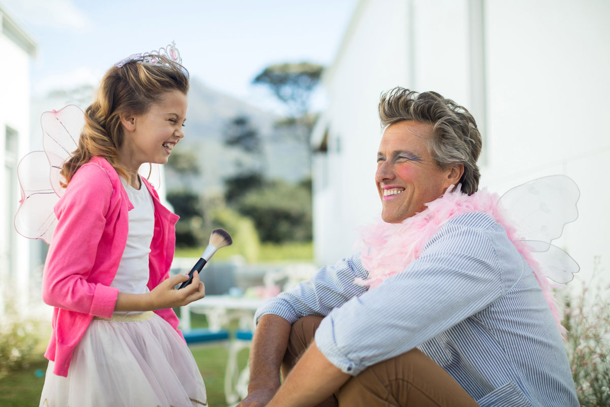 girl-paints-daddys-face face painting