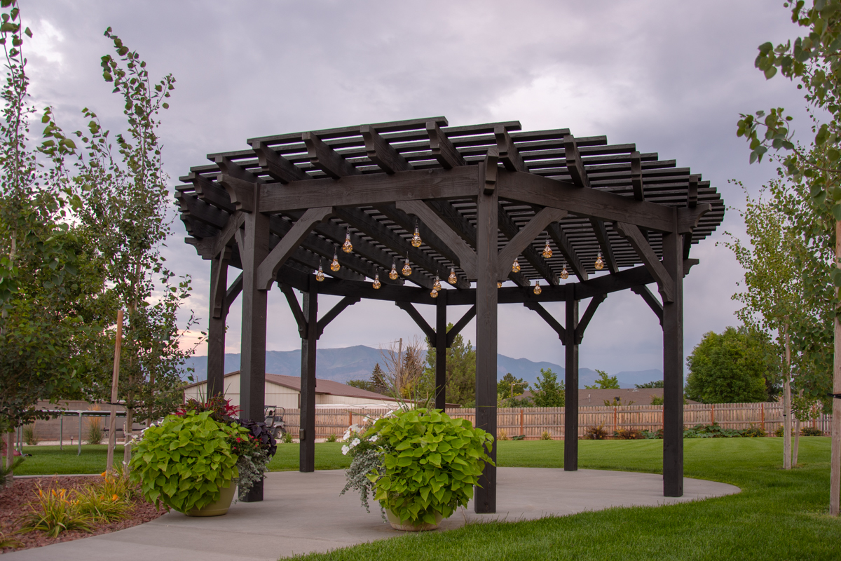 black 8 post pergola round