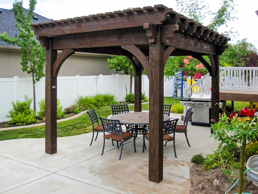 outdoor dining pergola